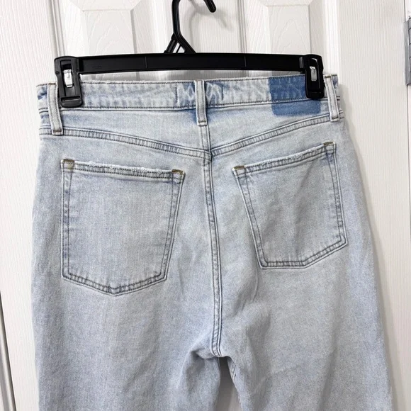 Abercrombie & Fitch The Mom High Rise Distressed Light Wash Jeans Size 10s - Picture 7 of 9